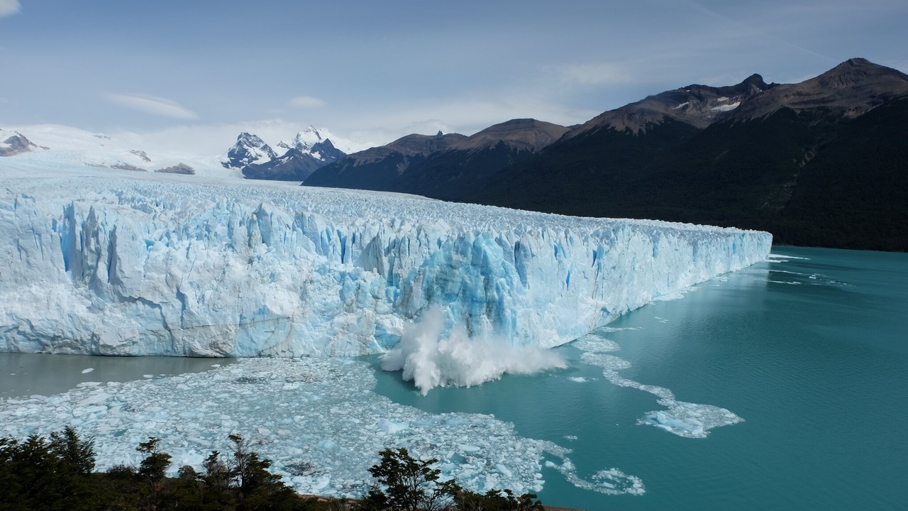 Bloco de gelo caindo sobre o Lago Argentino.