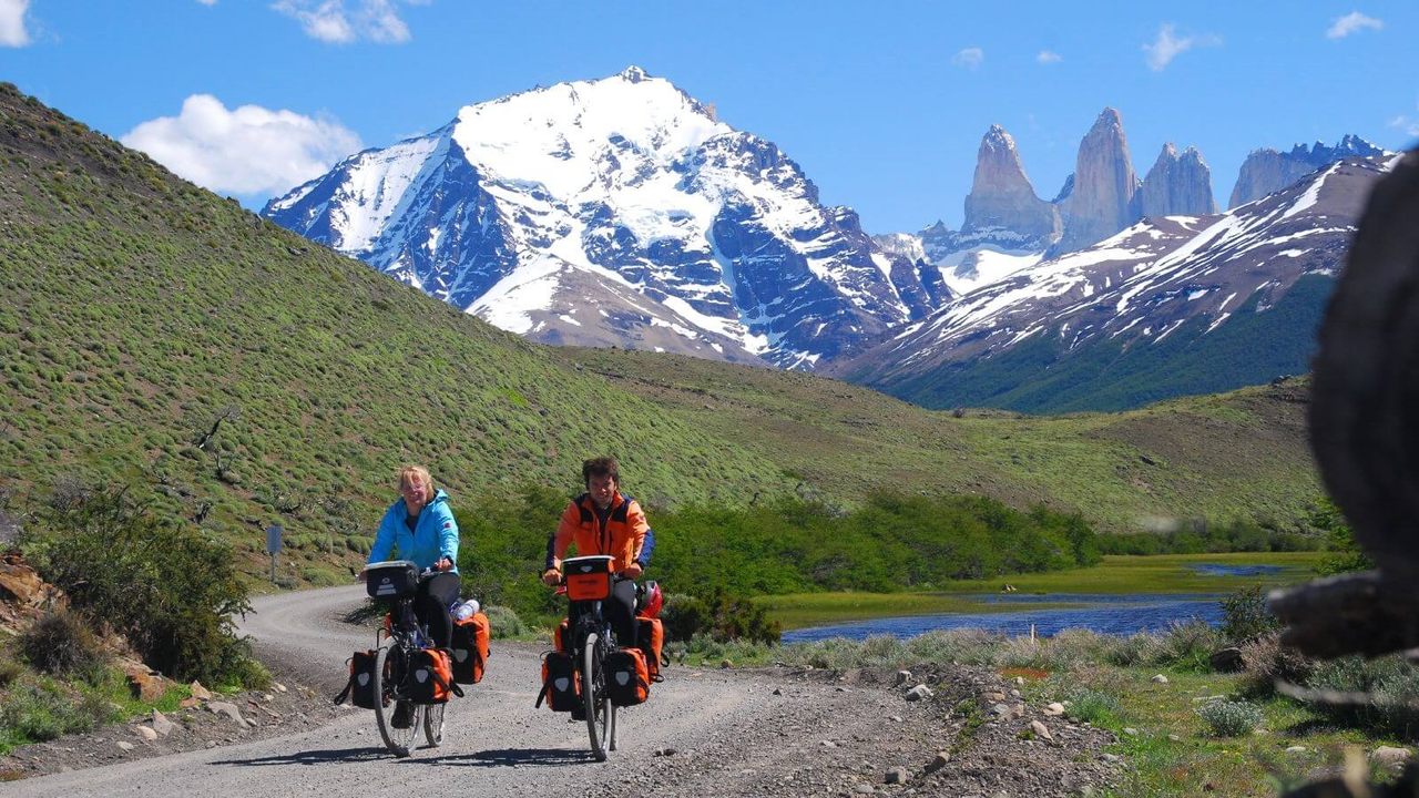 Pedalando pela imensidão do Parque Nacional Torres del Paine.