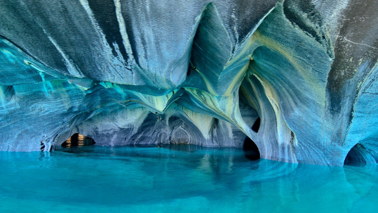 O interior das cavernas de mármore.
