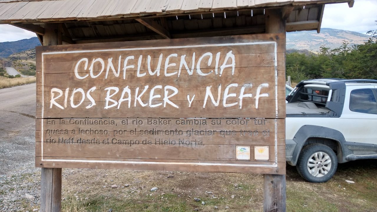 Placa de acesso à trilha da Confluencia dos Rios Baker e Neff.