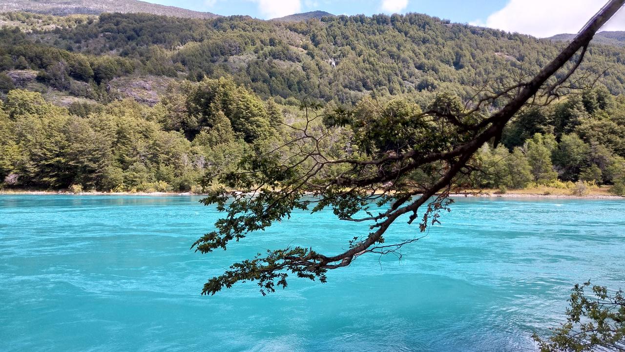 A cor da água do Rio Baker variando entre o verde esmeralda e o azul turquesa.